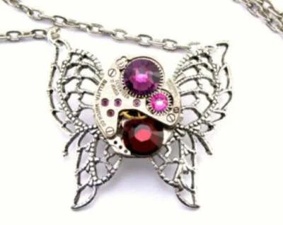 Collana Farfalla Steampunk Rosa Caldo Cristallo Swarovski 65€ - Immagine 1 di 3