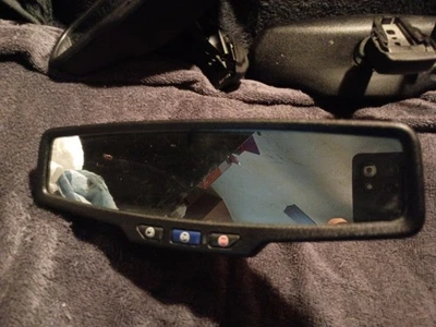 2015 GMC Yukon rear view mirror with auto dim # 13584893 - Image 1 of 2