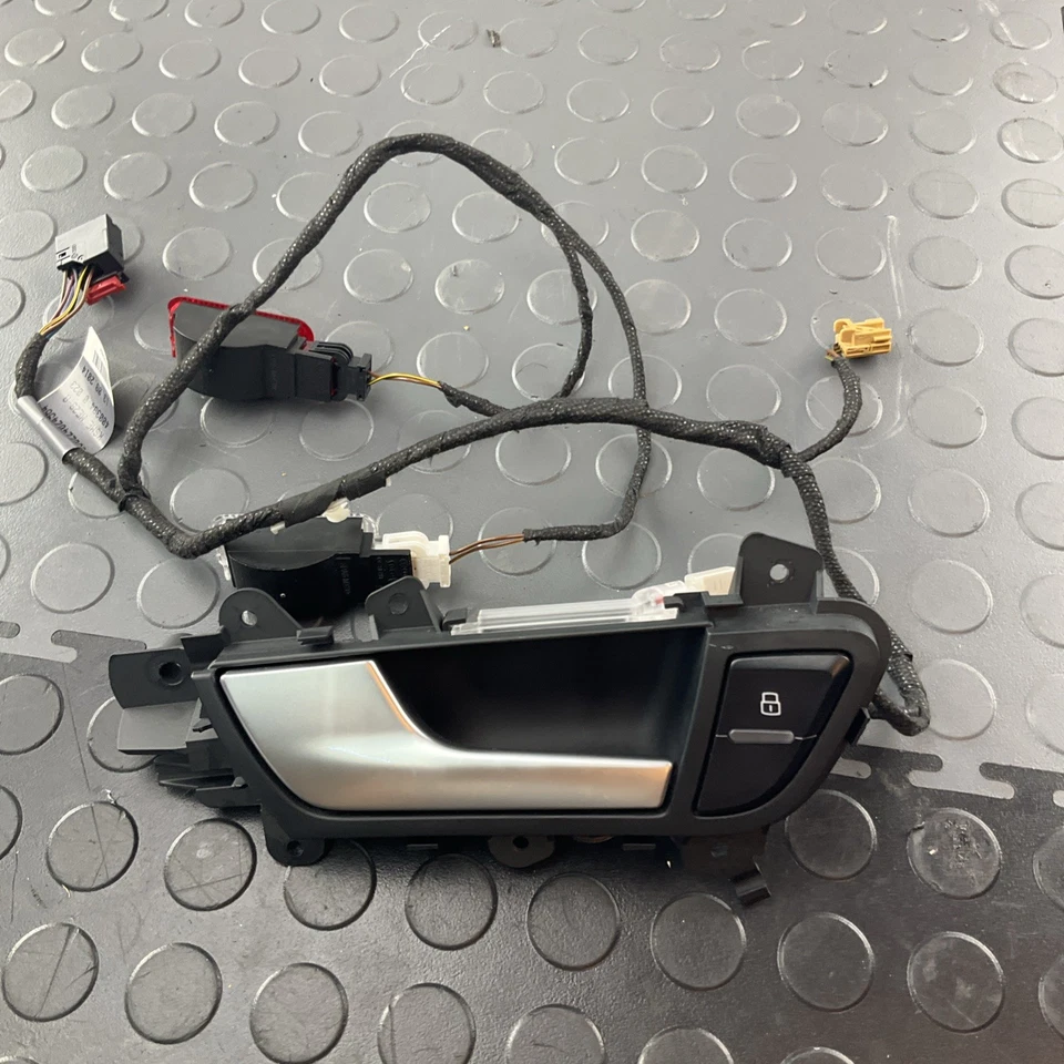 Manija de puerta interior trasera izquierda Audi A4 Quattro 2009-2016 con interruptor de bloqueo OEM Foto 1 de 4