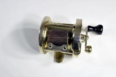 Carrete de fundición de surf vintage Pflueger Oceanic carrete libre con arrastre de cuero para el pulgar Foto 1 de 4