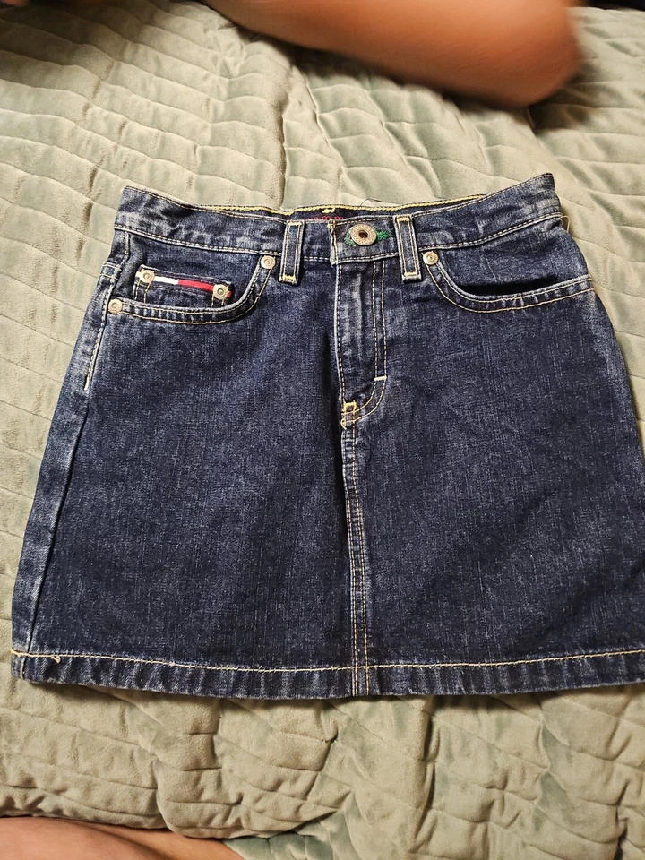 Tommy Hilfiger 女孩牛仔裙 7 码时髦迷你裙二手状况完好。  — 第 1/4 张图片