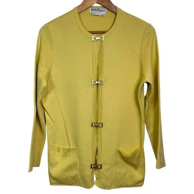 Cárdigan Suéter Salvatore Ferragamo Talla Pequeña Algodón Amarillo Logo Gancini Dorado Foto 1 de 4