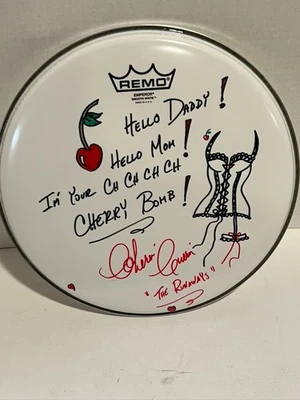Cabezal de batería Cherie Currie of The Runaways firmado y dibujado a mano con ilustraciones de 12" Foto 1 de 4
