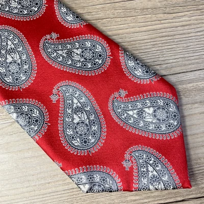 Corbata ERMENEGILDO ZEGNA Cachemira Roja y Gris 100% Seda - 3 1/2" An x 61" L Italia Usada en Excelente Condición Foto 1 de 4