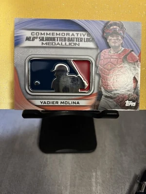Medallón con logotipo de bateador silueteado Topps MLB 2022 Yadier Molina # MLBL-YM Foto 1 de 4