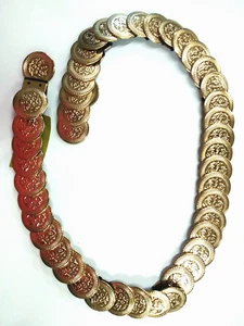 cinturón elástico con círculos metálicos en color dorado - Imagen 1 de 5