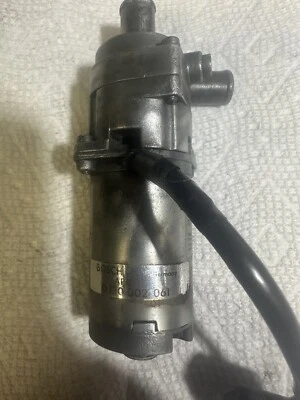 BOMBA DE AGUA AUXILIAR BOSCH ORIGINAL MERCEDES-BENZ 0130002061 R107 450SL 560SL 300SL Foto 1 de 4