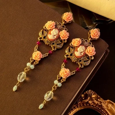 Hermosos Pendientes Perforados Femeninos Boho Camafeo Rosas Claro Cuelga Tono Dorado Foto 1 de 4