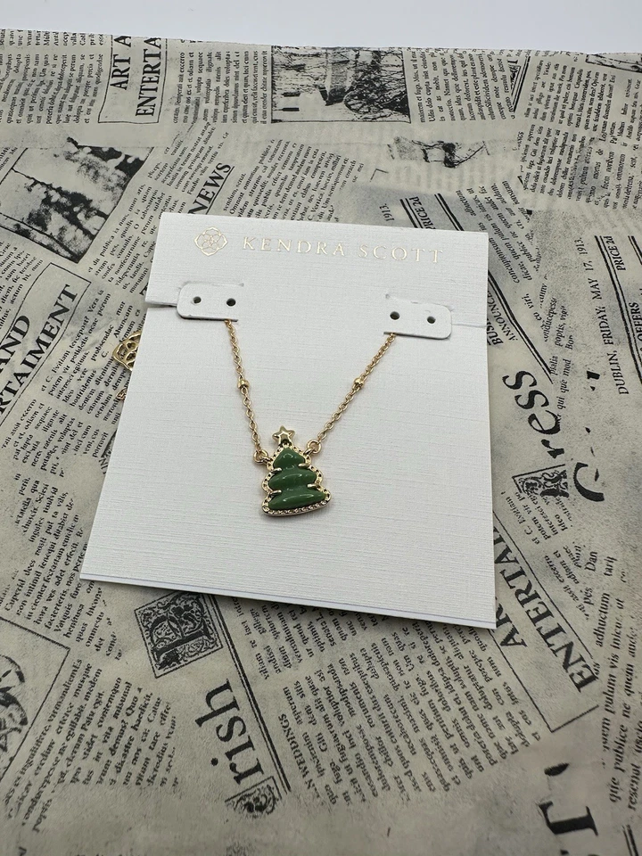Colar pingente curto dourado árvore de férias Kendra Scott em quartzito verde - Imagem 1 de 3