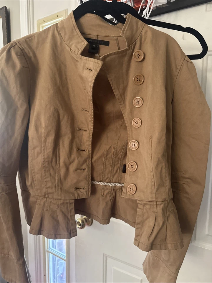 Abrigo Marc Jacobs Tan Peplum Talla 10 Botón Delantero Cuello Alto Ajuste Estructurado Foto 1 de 4