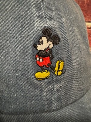 Sombrero ajustable de mezclilla azul Mickey Mouse de los parques de Disney 2022 para mujer ¡MOS/LEER!! Foto 1 de 4