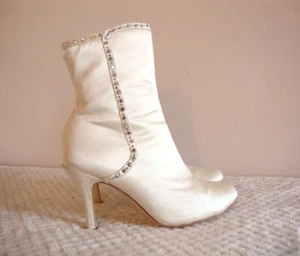 BENJAMIN ADAMS Ivory Satin Wedding Boots Size UK 6 / EU 39 Bridal Heels Shoes - Picture 1 of 5