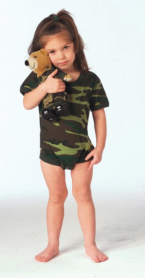 Camuflaje infantil Rothco de una pieza - Camuflaje Woodland - 3 a 6 meses Foto 1 de 1