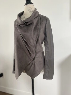 Jaqueta de Moto Camelo Assimétrica com Zíper Couro Cinza Sintético Feminina Nova York Tamanho M. - Imagem 1 de 4