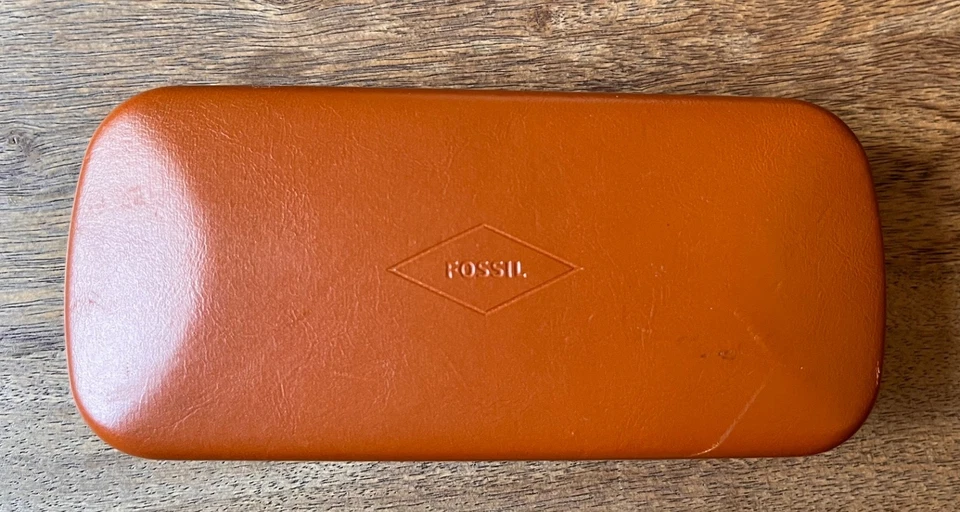 Estuche para gafas de sol marrón/azul marino Fossil carcasa de almeja Foto 1 de 2