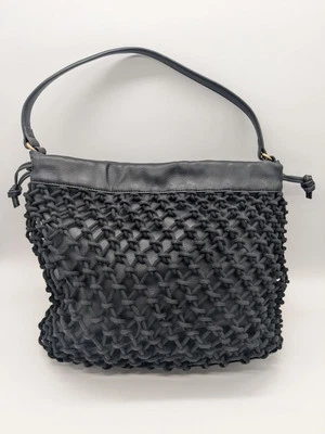 Bolso de mano Elizabeth And James Mesh Market con cuero negro Foto 1 de 4