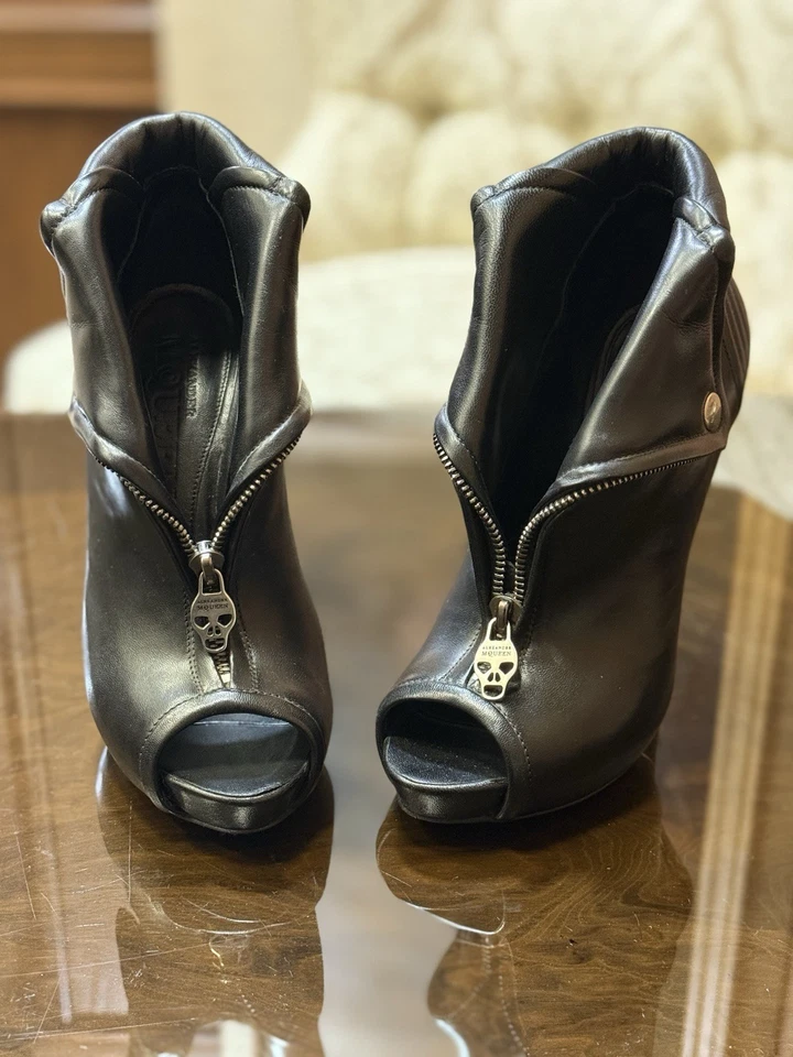 Botines Alexander McQueen Faithful Skull Peep-Toe de cuero negro - Talla 36 Foto 1 de 4