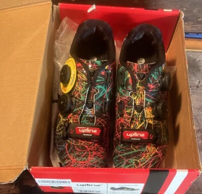 Zapatos de Ciclismo Upline Hebilla Upline Suela de Carbono Pintura Negra Talla US 7 EU 39 NUEVOS EN CAJA Foto 1 de 4