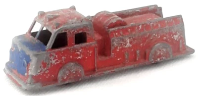 Camión de bomberos de metal fundido a presión en tiempos de guerra Midgetoy Rockford Illinois años 40 Foto 1 de 4