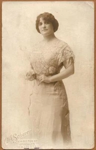 MÄDCHEN MIT SPITZENKLEID UND DIAMANTRING BROOKLYN NY RPPC POSTKARTE - Bild 1 von 2