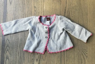 Tea Collection 6-12 Meses Gris Abotonado Suéter Con Volantes Rosa Niñas Foto 1 de 4