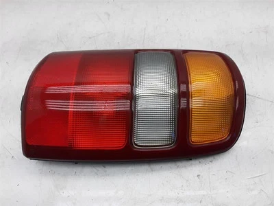 Luz trasera derecha pasajero compatible con 00-03 Chevrolet Suburban 1500 19168991 Foto 1 de 4