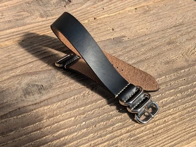 Horween Chromexcel 黑色皮革北约表带 – 手工制作,经典,18–24 毫米 — 第 1/4 张图片