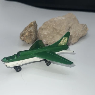 2 aviones 1973 SP2 A7D Corsair avión a reacción y barco incompletos usados Foto 1 de 4