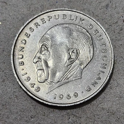 WEST GERMANY 🇩🇪 TWO (2) DEUTCSCHE MARK COIN 1982 D (MINTED IN MUNICH) - Image 1 of 2