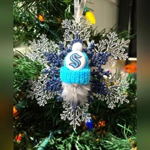 Seattle Kraken Gnomo Ornamento NHL Hockey Souvenir Navidad Vacaciones ÚNICO EN SU CLASE - Imagen 1 de 2