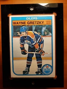 1982-83 O-Pee-Chee - #106 Wayne Gretzky NHL HOCKEY Small Crease On Front - Picture 1 of 3