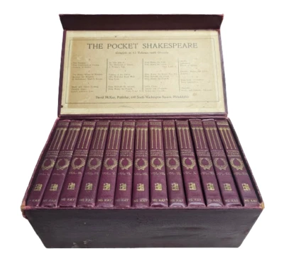 The Pocket Shakespeare 13 volume Boxed Set - Hardcover - Date Unknown Foto 1 de 4