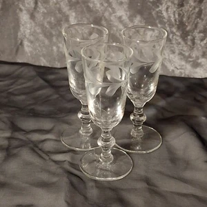 Seltene Felsenscharfe Girlande grau geschliffen Blattkranz 3 Schnaps Cordial Gläser - Bild 1 von 6