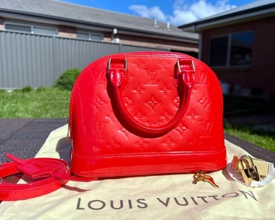 Autêntica bolsa de couro Louis Vuitton Alma patente BB - Imagem 1 de 4