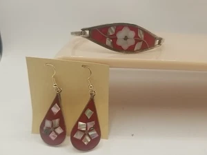 Brazalete y pendientes vintage de flores con incrustaciones de abulón esmalte rojo tono plata de alpaca  - Imagen 1 de 9
