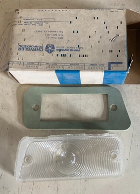 Lente de lámpara de parque izquierda Plymouth Barracuda Valiant Mopar 2585073 NOS 1966 Foto 1 de 2