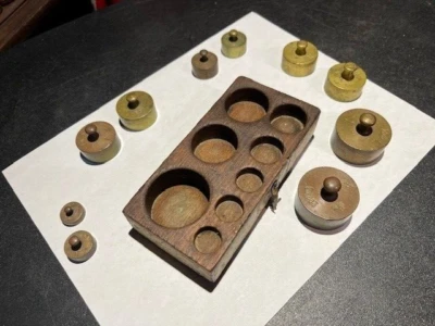 Lote de (10) pesas de campana batidora de latón antiguas Foto 1 de 4