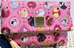 Neu mit Etikett * Dooney & Bourke * Disney Parks * rosa * Hunde * Umschlag * Crossbody * 19040A S175 - Bild 1 von 6