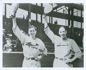 Foto en blanco y negro de Dizzy Dean and Daffy Dean - St. Louis Cardinals 8x10 - Imagen 1 de 1