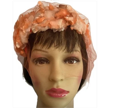 SOMBRERO CALAVERA MUJER AÑOS 50 PÉTALOS MELOCOTÓN Y RED VINTAGE Foto 1 de 4