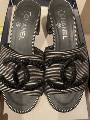 Sandalias de verano CHANEL negro blanco patrón de rayas Foto 1 de 4