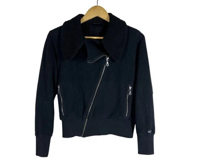 Женская укороченная куртка на молнии Alo Yoga Sherpa Fleece Bomber Moto размер S черная - Изображение 1 из 4
