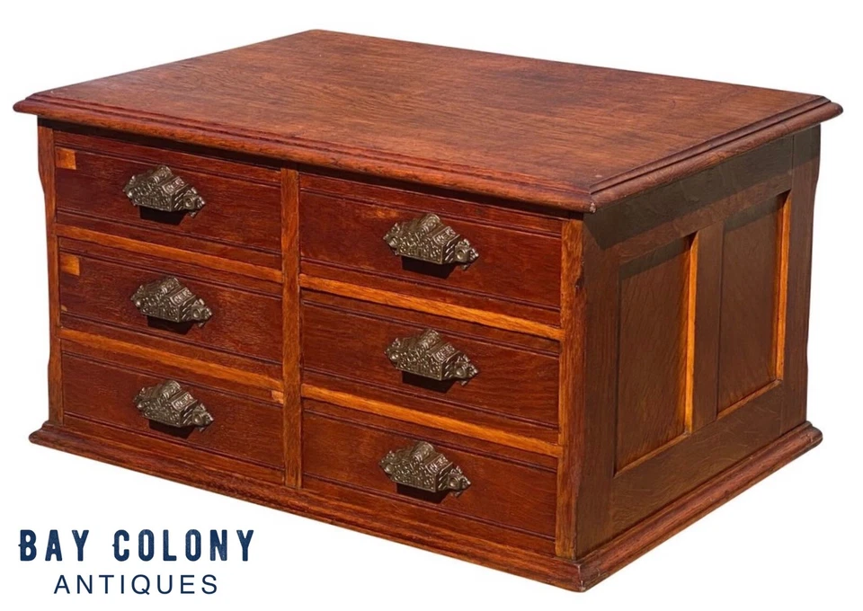 АНТИКВАРНЫЙ НАСТОЛЬНЫЙ КАРТОТЕЧНЫЙ ШКАФ 19-ГО ВЕКА ИЗ ТИГРОВОГО ДУБА С 6 ЯЩИКАМИ / КАТУШЕЧНЫЙ ШКАФ - Изображение 1 из 4