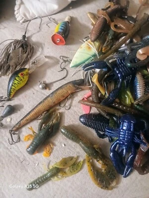 Señuelos de caña de mosca vintage y accesorios de pesca giratorios más de 50 piezas Foto 1 de 4