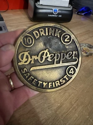 Marcador de acera Dr Pepper LATÓN MACIZO pátina soda cerveza cola coleccionista manchas Foto 1 de 4
