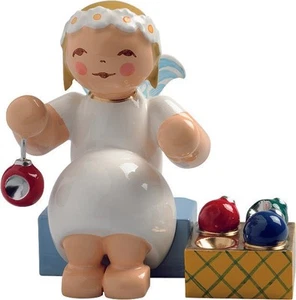 Wendt & Kühn 'Margeritenengel, sitzend, mit Baumschmuck' - Picture 1 of 1