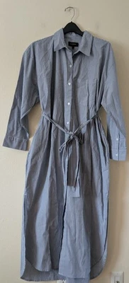 Camisa de vestir para mujer Banana Republic de algodón blanco azul con botones bolsillos para cinturón Foto 1 de 4