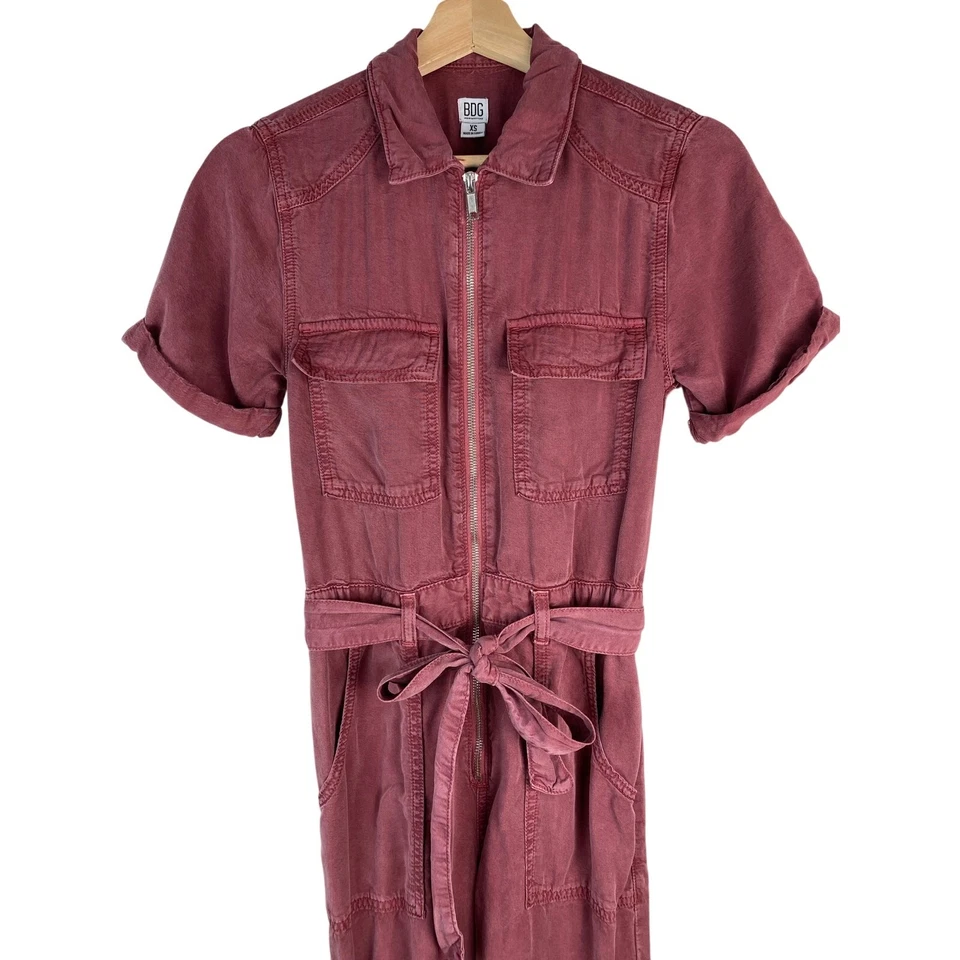 Mono utilitario Urban Outfitters BDG para mujer XS rosa polvoriento con cinturón manga corta Foto 1 de 4