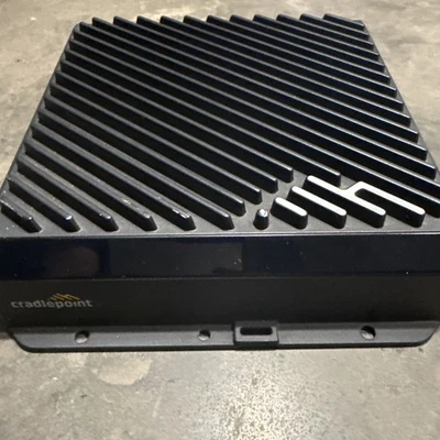 Router Ericsson Cradlepoint, Modelo: R1900, Router Celular 5G, WiFi 6, Puerto Eth Foto 1 de 4