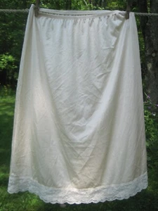 VTG LORRAINE BUTTERMILK/LACE HALF SLIP NYLON SIZE 1X MADE IN USA - Picture 1 of 2